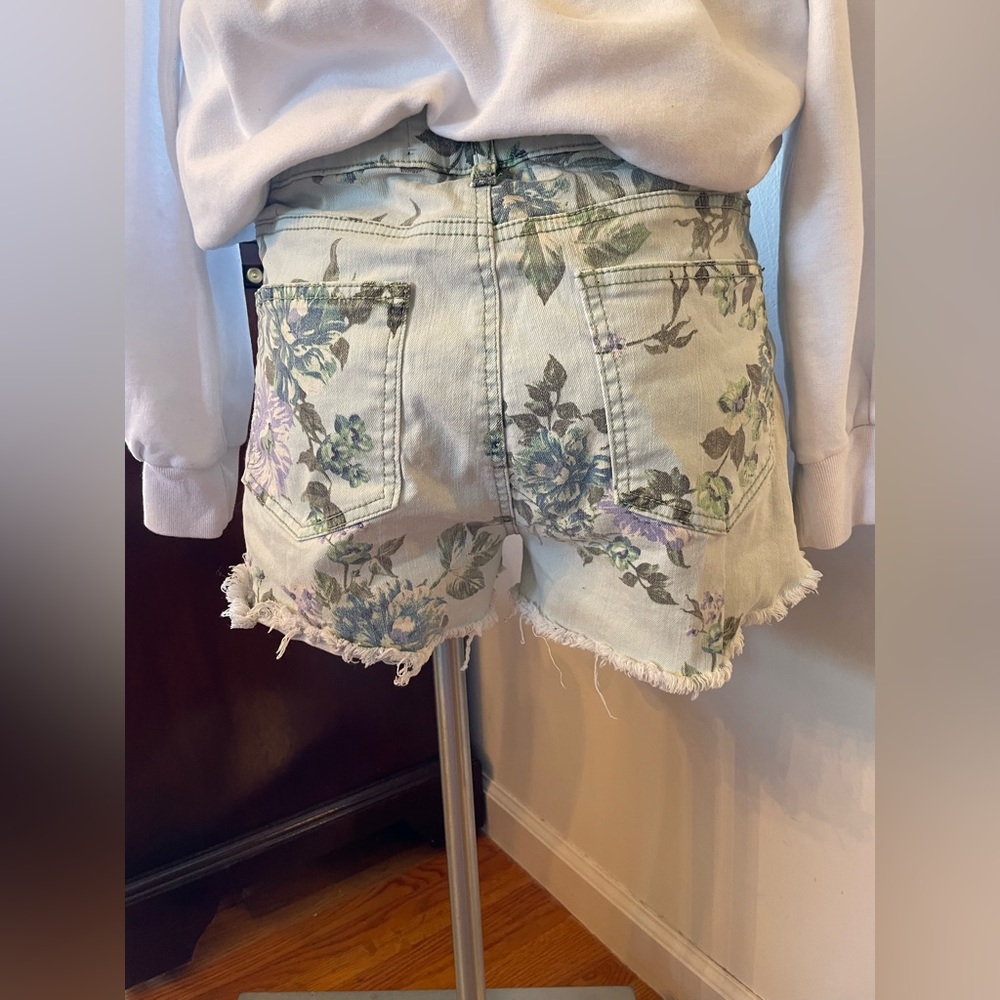 Tinsel Floral Distressed Jean Shorts - Picture 5 of 6